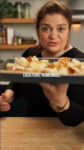 The best homemade croutons 🍞 #alexguarnaschelli #cooking #croutons