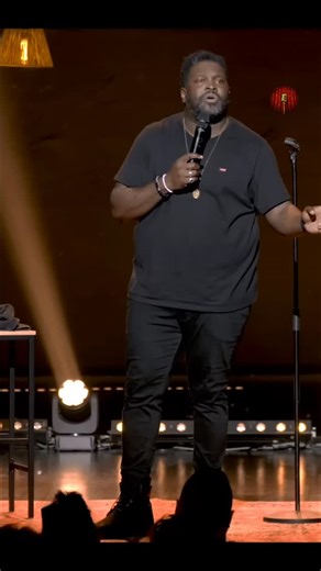 Rires & Comédies on Instagram: "Un voyage de l’arrogance à l’attachement, intense et drôle sur scène. #standup #humour #scene"