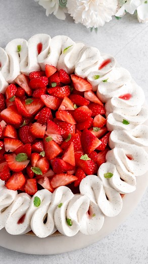 🇩🇰 Sprød bund, cremet vanilje, søde jordbær - denne jordbærkage er en ægte sommerforelskelse 🥰🍓 👉🏼 Få opskriften ved at kommentere LINK 🌏 This delicious strawberry tart is crisp, creamy and sweet. The perfect summer dessert! ♥️🍓 👉🏼 Comment LINK to get the recipe #jordbærkage #jordbærtærte #strawberrycake #strawberries #summercake #sommerkage #desserttilgæster #dinnerparty #cakesofinstagram #beautifulcakes #strawberrylovers #jordbær #sommermad #festkage #jordgubbstårta | Opskrifter - ba