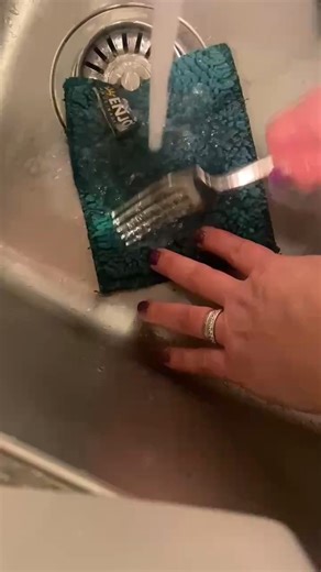 Lynn Grushka on Instagram: "Quick ENJO tip ✨ If your fibre feels like it’s “not working anymore,” it often just needs a thorough hot rinse — add a little washing-up liquid only if it’s really greasy. Using the back of a fork helps agitate the fibres without damaging them. Clean fibre = better results. #ENJOHealthyHome #ChemicalFreeLiving #LowToxHome #HealthyHomeTips"