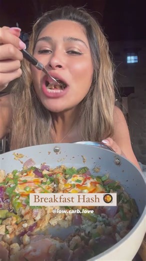 10 MIN MEAL - BREAKFAST HASH 💯(low carb, gluten free) Have you tried this? I substituted the potatoes for cauliflower and it turned out amazing, you don’t even miss the potatoes!🥰 All you need is: Avocado oil Cauliflower Asparagus Onion garlic Eggs Cheese Seasoning of choice Optional: Green onion Ranch dressing That’s it! The veggies add the perfect crunch to every bite! I am telling you, you have to make this!❤️#foodie #Recipe #chef #deliciousfood #tasty #foodlover #foodblogger #cookingrecipe