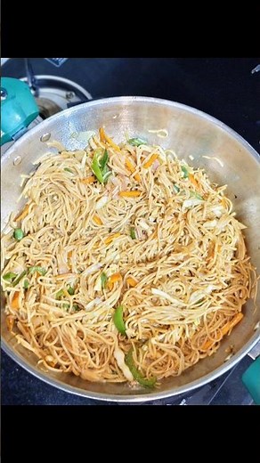 Craving restaurant-style Veg Hakka Noodles? 🍜🔥