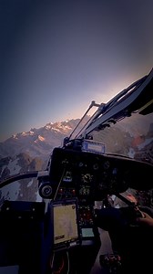 Probablement l'un des plus beaux bureaux du monde ⛰🚁 #AirGlaciers 🎥 @matlambert5 - Paramedic Air-Glaciers | Air-Glaciers SA