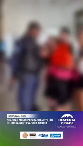 DESPERTA CIDADE on Instagram: "Durante o Carnaval no Centro Histórico de Salvador, um grupo de foliões teve o acesso ao Elevador Lacerda impedido neste domingo (8) após um dos integrantes tentar utilizar o equipamento vestindo apenas uma sunga. A situação ocorreu no circuito de Santo Antônio Além do Carmo, quando a Guarda Civil Municipal barrou o turista por conta da vestimenta, e só após ele adaptar o traje, usando a camiseta de outro integrante do grupo, foi possível liberar o acesso, que acon