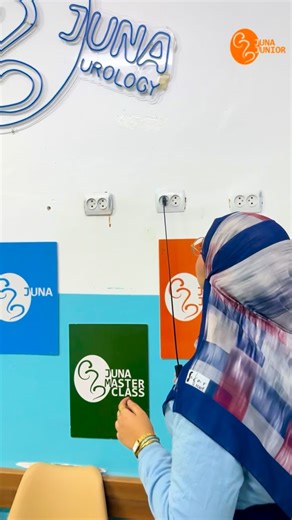 Juna Junior on Instagram: "⏱️ Just a Minute Chaque samedi, on vous donne rendez-vous pour 1 minute chrono. 1 minute pour comprendre une nouvelle pathologie. 1 minute pour apprendre l’essentiel. Symptômes, facteurs de risque, signes d’alerte, conseils pratiques… Simple, rapide et utile. 📌 Un samedi = une pathologie différente Restez connectés et ne ratez pas le prochain épisode 👀 #médecine"