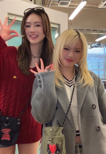 このミニバッグは携帯と財布が入るよ📲👛 #Girls2 #隅谷百花 #鶴屋美咲 #fyp