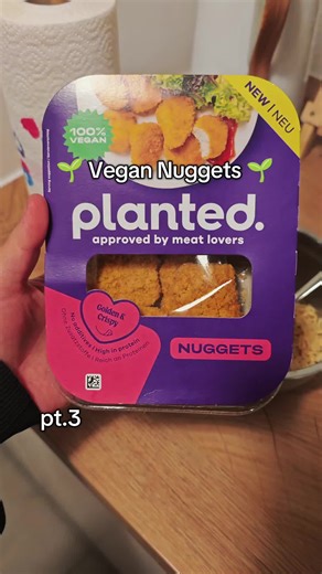 Folgt mir direkt, um die nächsten Parts vom Test nicht zu verpassen ✨👇 Ehrlich gesagt: Nicht the yellow from the egg aber die Kombi mit Eisbergsalat, Instant-Nudeln und Sriracha? crazzyyy underrated Erst probieren, dann kommentieren 🥗🍜🌶️ #planted #foodtest #vegan #schnellerezepte #deutsch