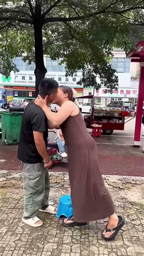 Is the beautiful girl not interested in me? #Funnyvideo #Laugh #Funny #Dwarf #99cm