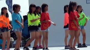 ショートパンツで踊る、かわいい小中学生JC
