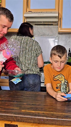 Papa & MiniMan | Juggle the soap bubbles challenge 🫧🤹‍♂️ #fannyvideo #foryou #fyp #viral #humor #familly #cutebaby #rytcomedv #challenge | Instagram