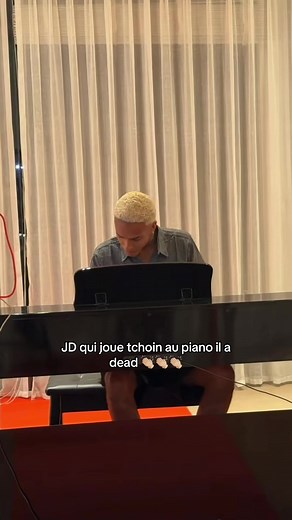 JD joue du piano à la Queen House