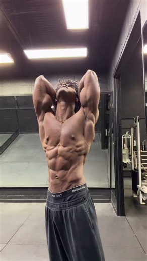 Justin Fernandez | Shoulders stacked firm, arms flexed, form sharp 💥 #gym #motivation #viral