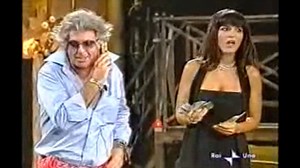 Naomo - La prima volta in tv - Giorgio Panariello, Tosca D'Aquino e Paolo Belli - "Torno Sabato...e Tre!"(2003) La prima volta in tv del personaggio di Naomo, la prima volta in cui abbiamo saputo che Naomo ha una casa grossa..l'è grossa ciccia..le talpe in giardino si spostano in metro 😂😉 #TornoSabato #Naomo #sabatosera | Torno Sabato