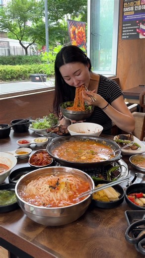 파주 비빔국수와 통갈매기살 #신깡통뒷고기파주운정점 김해식 특수부위 뒷고기를 참숯에 구워드실수있는데 Paju Bibim Noodles Garlic Galbi is delicious #파주스타필드맛집 #운정맛집 #파주맛집 #야당역맛집 마늘양념소갈비살까지 껍데기 대구막창을 참숯에 마늘을 방앗간 참기름에 듬뿍 담가 은은하게 익혀낸 뒤, 달콤짭짤한 양념갈비 위에 넉넉하게 올려 먹는 이 집만의 조합이 정말 인상적이며 생마늘 특유의 강한 알싸함은 거의 없고, 부드럽고 고소한 풍미만 살아 있어 갈비의 감칠맛을 한층 더 끌어올려 줍니다. 양념갈비는 달콤하면서도 짭조름한 맛의 균형이 좋고, 육질도 부드러워 참기름 마늘과 함께 먹으면 더욱 풍성한 맛을 느낄 수 있어요. 여기에 곁들여 먹은 감치말이국수는 단돈 5,000원이라는 가격이 믿기지 않을 만큼 양이 푸짐하고 맛도 훌륭했습니다. 갈비 한 점에 고소하게 익은 마늘을 듬뿍 올려 먹는 재미가 있는 곳으로, 가성비 좋은 감치말이국수까지 함께 즐기면 대 만