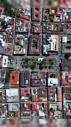 🔵 | Reingeniería municipal: proyectos que construyen el futuro. Cada obra y cada servicio ejecutado en Quetzaltenango forman parte de un plan de reingeniería que impulsa al municipio hacia el futuro. La Memoria de Labores 2025 muestra cómo la modernización de infraestructura, el alumbrado público y los programas sociales responden a una visión estratégica: transformar la ciudad en un espacio moderno, seguro e inclusivo. Con unidad y planificación, Quetzaltenango avanza con pasos firmes hacia un