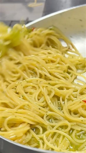 You just mastered the creamiest Spaghetti Aglio e Olio #pastatime #recipe #pasta 🍝🔥