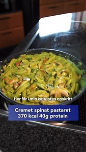 Her får i min kærestes opskrift på en lækker cremet spinat pastaret🍝🥗 Fyldt med protein og rig på smag. Der er ca. 370 kalorier pr portion med 40g protein. Ingredienser til 2-3 portioner🍝 2 kyllingebryst (ca. 300g) 250g svampe 125g pasta (kan justeres alt efter hvor meget man ønsker) 1 stor pose spinat (halvdelen til dressing/halvdelen skal i) Tomat Lidt citron saft 200g hytteost lav fedt% fra Cheasy 50 ml madlavningsfløde 4% Velbekomme🍽️ | Fitfocusdk