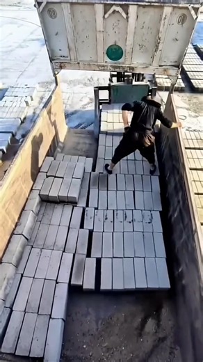 Technique for arranging blocks with the help of machines in trucks