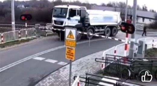 Clearly the train drivers fault……Amazing how many people in these situations ignore the initial lights telling them to stop only to actually stop at the far barrier when straddling the tracks. Then like this moron run around waving his arms in air! But hey, he didn’t drive through barrier | lorrydriver.co.uk