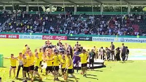 Was für ein Spiel der BVB-U19 😳 1:3-Rückstand zur Pause im Finale um die Deutsche Meisterschaft? Für die Truppe hier kein Problem 🤷‍♂️ Kapitän Patrick Osterhage erklärt das kleine U19-Wunder im Interview 👉http://bit.ly/OsterhageIV | Borussia Dortmund - BVB