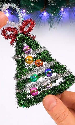 Easy DIY Christmas Tree with straws #fblifestyle | DIY by Pipe-Cleaner-Crafts B