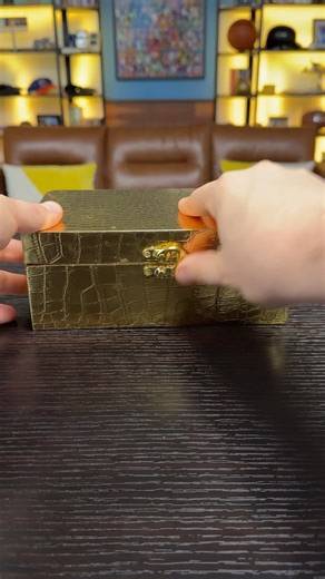 21K views · 264 reactions | The Ultimate Flex. The Rarest Logos.  From Curry’s rookie Logoman to dual-signed Flawless perfection — every card here turns heads. One-of-ones. True Gems. Dual autos. Pure hobby history. This is what collecting at the highest level looks like. Bid now on the icons of our historic #Goldin100 Auction: https://bit.ly/4qYC0hh | Goldin | Facebook