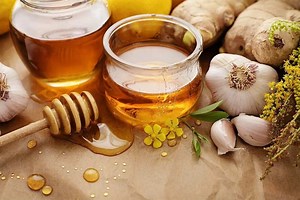 What are the benefits of ginger, honey and garlic remedy?