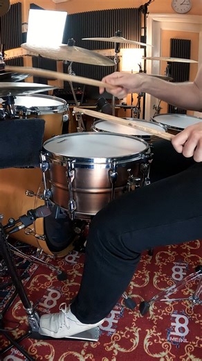 Siros | Drum Videos | Lessons on Instagram: "Tama 14x7 Starphonic Copper Snare 🥁 Quick review: Incredible all-around snare drum for any situation. Sounds incredible in any tuning - my personal favorite is medium high! The copper shell gives it a warm and thick "core" tone, with really nice and controlled overtones even without any dampening. I also really like the innovative hoop and lug system, which allows for super easy head changes without actually needing to take any of the lugs fully off.