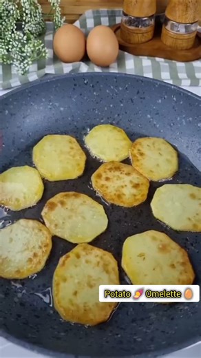 Potato Egg Omelette #food #egg #eating #foodie#recipe #cooking#kitchen #omelette #streetfood #shorts