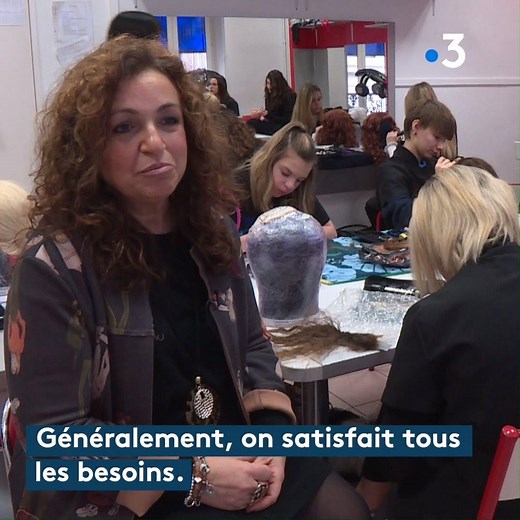 Perdre ses cheveux au cours du traitement contre le cancer est compliqué. Les élèves du lycée de coiffure de Lyon recueillent de vrais cheveux et fabriquent des perruques sur mesure pour alléger la peine des malades. 👌❤ https://france3-regions.francetvinfo.fr/auvergne-rhone-alpes/rhone/lyon/lyon-dons-cheveux-malades-du-cancer-1790497.html Lycée professionnel de coiffure de Lyon | France 3 Rhône-Alpes