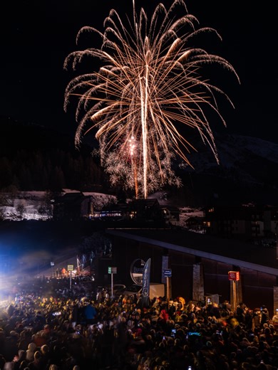 Merci d’avoir fait vibrer Val Cenis pour cette soirée de folie ! ✨ Entre rires, danse et ce feu d’artifice magistral, vous avez illuminé la station🎆 On attaque l’année avec une énergie incroyable et le sourire jusqu’aux sommets ! ⛷️🔥 Quelles sont vos envies pour 2026 ? 🙌 #valcenis #savoie #hautemaurienne nouvelan | Val Cenis