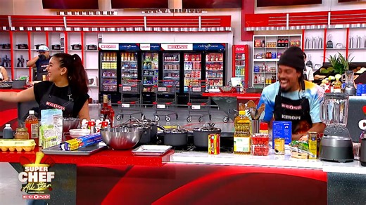 ¡Entraron los chef coats a la Super Cocina! 😱 El hermoso regalo que les trajo Ponce ahora está en juego y las celebridades tendrán que darlo todo para ganarlos. ¿Quiénes serán los primeros en recibir los chef coats? | Súper Chef