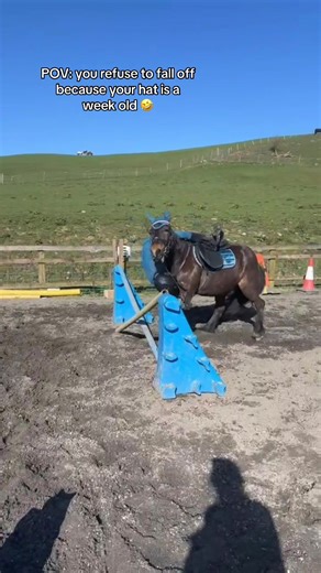 Guys I actually can ride it’s just coz when she refused she put her head to the left so there was nothing in front of me 🤣🙈 #fyp #horseriding #forupage #newhorseridinghat #fallingoff @LeMieux Products