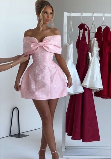 Stunning Valentine’s Day Dresses for Romantic Outings