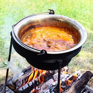 This SIMPLE CAMPFIRE STEW is the best and simplest feed-a-crowd recipe! Get the recipe: https://www.happyfoodstube.com/campfire-stew/ | Happy Foods Tube - Quick and Easy Homemade Recipes