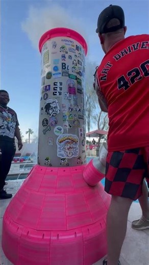 Pool side with Friends 💦🌴