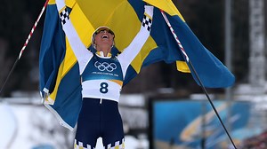 Frida Karlsson wint eerste goud voor Zweden op de 20 kilometer skiatlon - grote favorieten sneuvelen