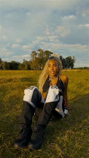 Sevyn Streeter on Instagram: "Get u a girl that can do both💁🏾‍♀️💞🌹🤸🏾‍♀️🤏🏾💿🌴💘🥰🦋❤️‍🔥🎀"