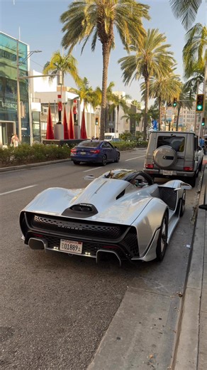 A Czinger 21C was seen parking on Rodeo Drive, showcasing cutting-edge American engineering. This hybrid hypercar produces 1,250 hp and uses 3D-printed components made right in Los Angeles. With a price tag around $2 million, it’s one of the most advanced street-legal cars ever built.#Czinger #21C #RodeoDrive #carspex #fblifestyle | CarSpex