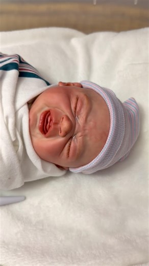 Newborn moment with Myro #reborns #reborndoll #dolls #realisticart #art #rebornbaby #dollhouse