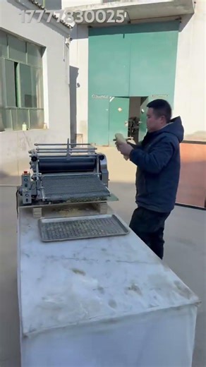 Corn tortilla forming machine