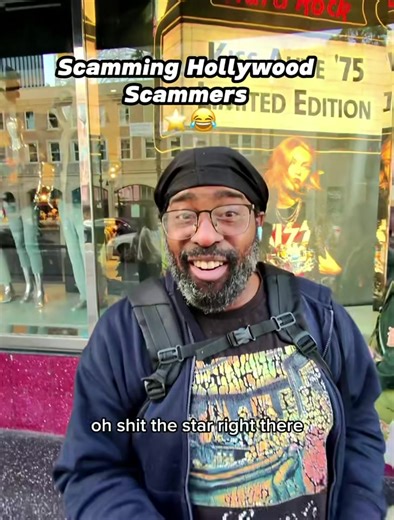 Scamming the scammers⁉️😂 #foryoupage#public #funny#fyp | giving people unpaid items in the store prank