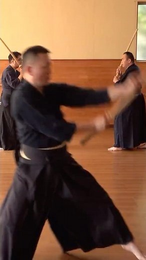 "Master of Shinto Munenryu Swordsmanship" Wields a Real Japanese Sword / Takeshi Ogawa and Yushin...