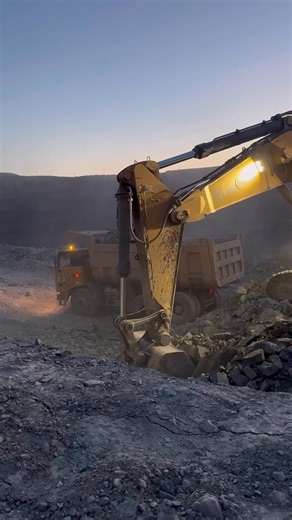 Excavator Loads a 100 Ton Dump Truck with Giant Suitcases! | Alat Berat Mania