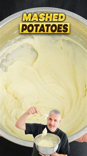 Most people think mashed potatoes are just a side dish. Something you throw on the plate and forget about. But when they’re done properly… they can steal the whole show 🥔 There’s a big difference between basic mash and mash that’s silky, buttery, and impossible to stop eating. The secret isn’t cream. It isn’t fancy ingredients. It’s technique, temperature, and one Italian touch that changes everything. Where I live, there’s a small town famous for its potatoes, and every time I bring a fresh ba