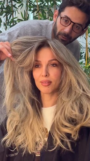 FERDİ MİDİLLİ on Instagram: "Gerçek Beige Blonde bağırmaz. Işığı doğru yakalar. Bu çalışmada; dipte yumuşak bir shadow root, boylarda ipeksi bir küllü–bej geçiş uygulandı. Amaç dikkat çekmek değil, kaliteyi hissettirmek. Ne altın, ne bal. Zamansız. Rafine. Kusursuz. #ferdimidilli"