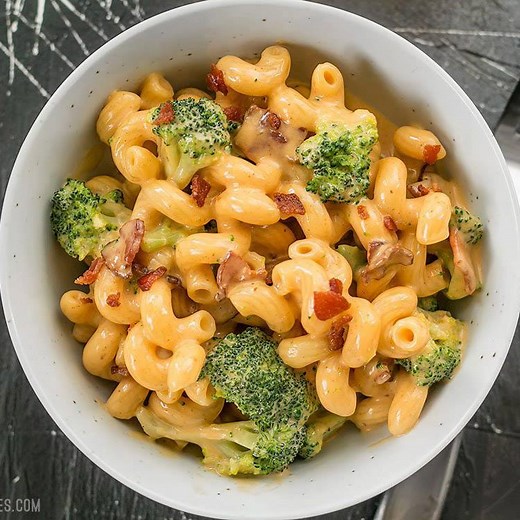 It doesn't get any easier or tastier than this ONE POT Bacon Broccoli Mac and Cheese! Get the full recipe here >> https://www.budgetbytes.com/2017/05/one-pot-bacon-broccoli-mac-cheese/ | Budget Bytes