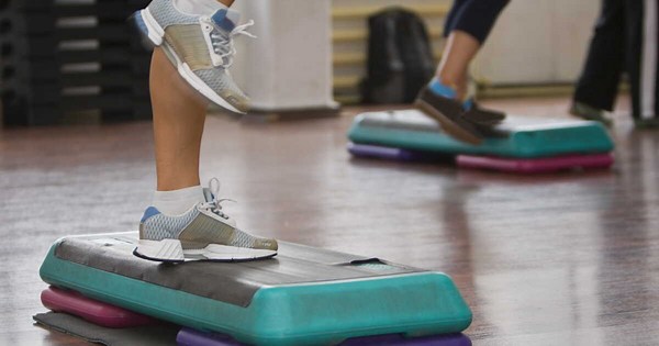 Step : quels sont les bienfaits de ce sport et comment le pratiquer chez soi ?