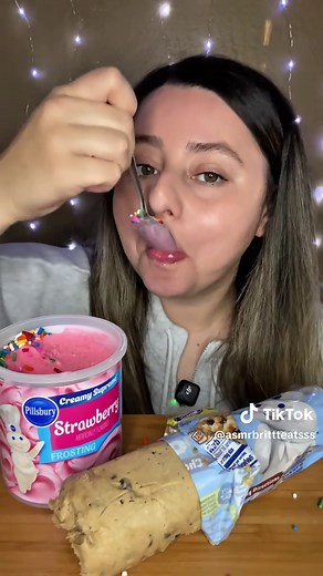 Delicious Strawberry Frosting with Cookie Dough Mukbang