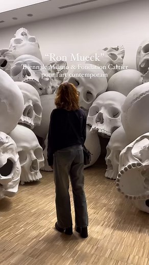 Take a look at these incredible Colossal Sculptures🤩By the amazing Ron Mueck, in a hyperrealistic style. These are freskishly stunning! What are your thoughts? Source - @atre.nvda | The British Ironwork Centre